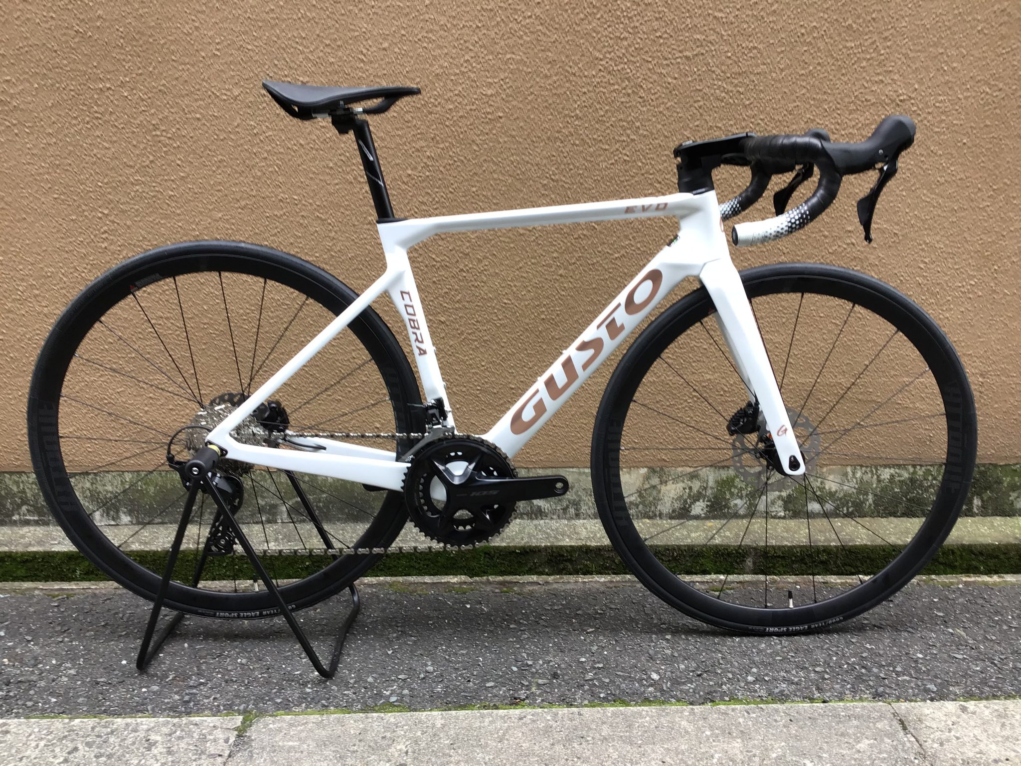 2025 GUSTO COBRA EVO DISC 105 12s メカニカルシフト サイズ 470mm ホワイト トモダサイクル 大阪